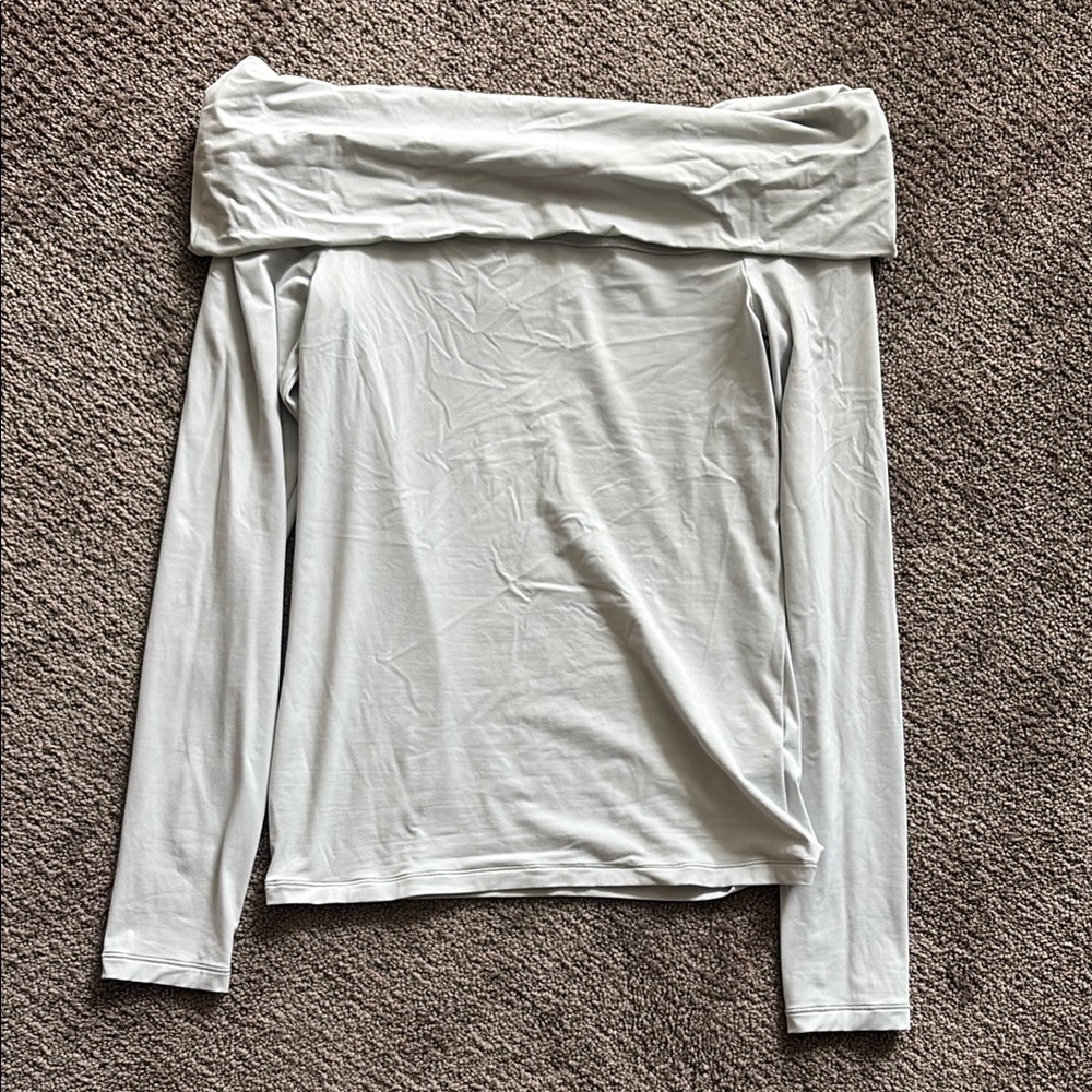 NEVER WORN Wilfred light Grey Off-the-Shoulder Long Sleeve Blouse